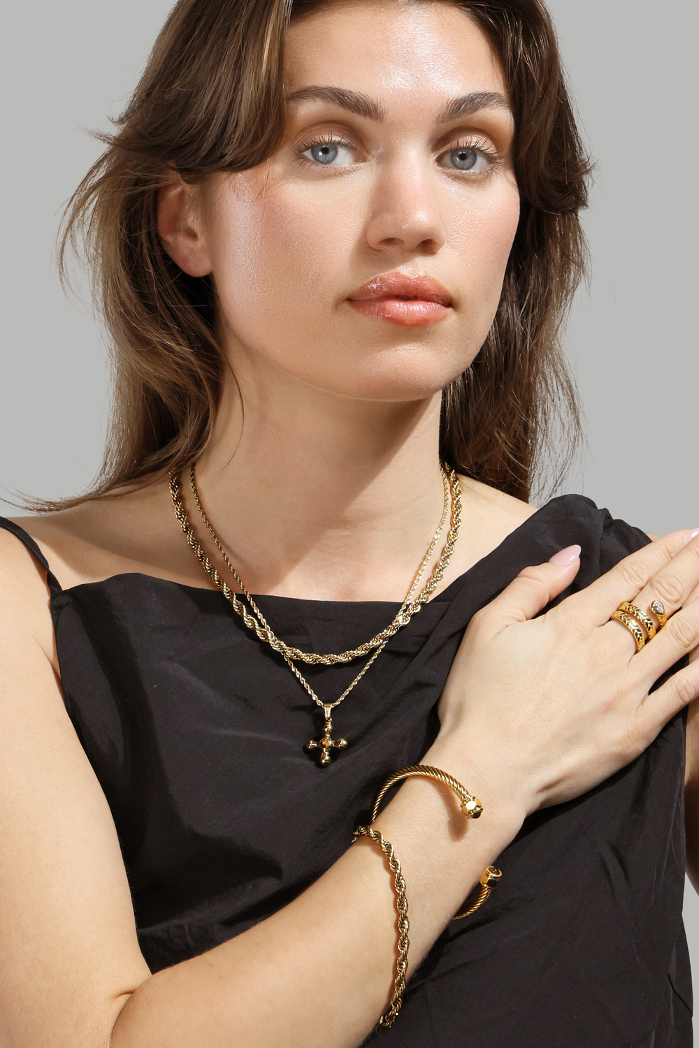Emerald Cross Brown Kaulakoru – 18k Kullattu
